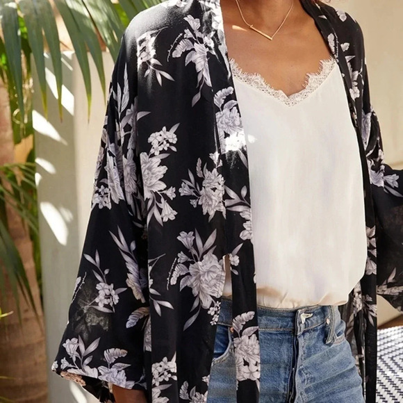 Spiritual Gangster Black/white Floral Kimono/robe - Picture 4 of 12